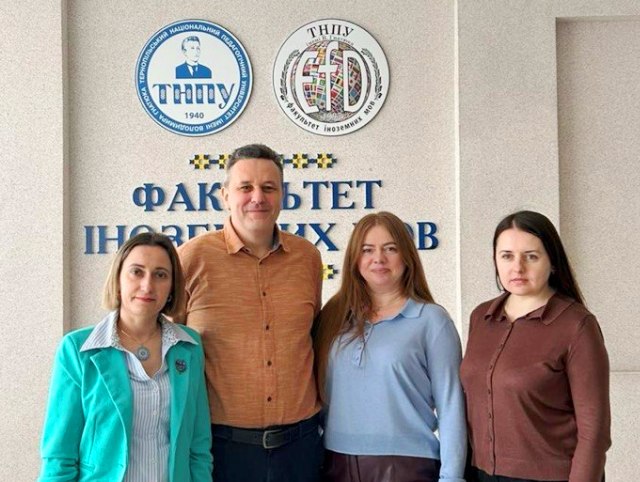 Вчителі Класичного ліцею з деканом факультету іноземних мов Вчителі Класичного ліцею з деканом факультету іноземних мов